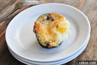 Baked Eggs in Avocado Cups: Simple Breakfast Recipe