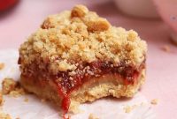 Strawberry Crisp Bars Recipe — Quick Baked Fruit Bars