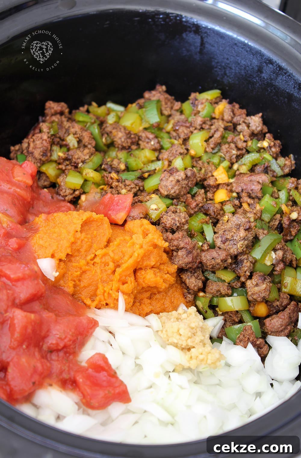 Crock Pot Pumpkin Spice Chili: You've got to taste it to believe it! It actually tastes like pumpkin spice mixed within a spicy and savory chili. Made with pumpkin purée in a slow cooker.