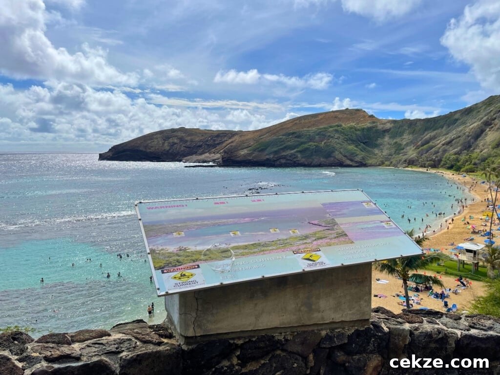 Scenic Oʻahu Lookouts You Can Drive To 6 A sign at one of the Hanauma Bay Lookouts, with a beautiful view over the bay below.