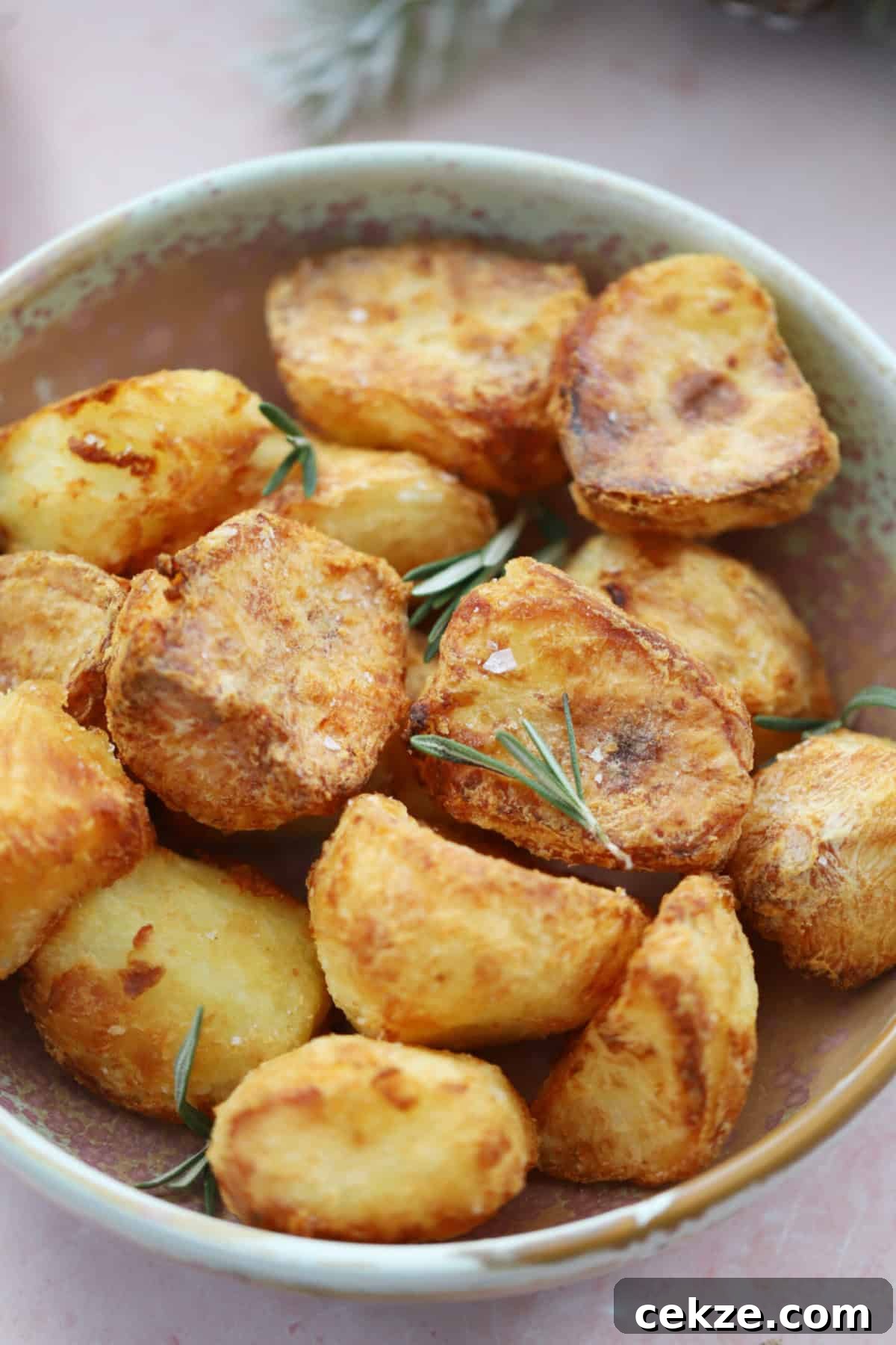 Crispy Air Fryer Roast Potatoes Recipe 3 A bowl of air fryer roast potatoes.