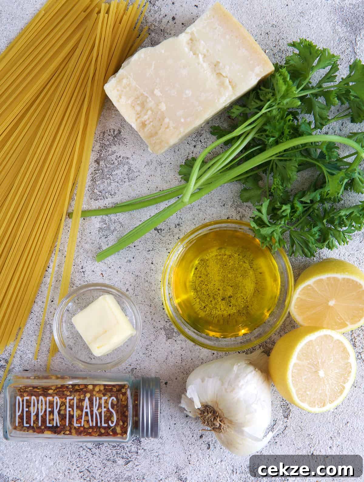 Classic Spaghetti Aglio e Olio: Simple Garlic Olive Oil Pasta Recipe 3 Ingredients for spaghetti aglio e olio