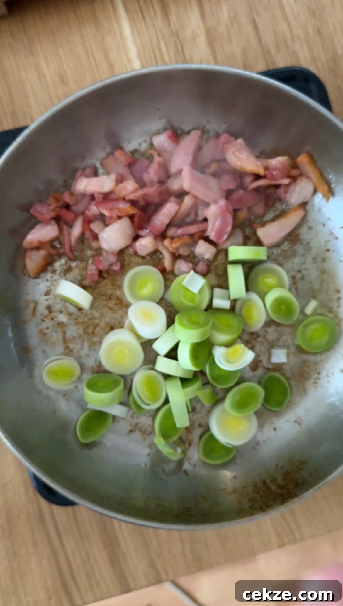 Creamy Spinach Pesto Pasta with Garlic and Lemon 5 FRYING LEEKS FOR PASTA IN GREEN SAUCE