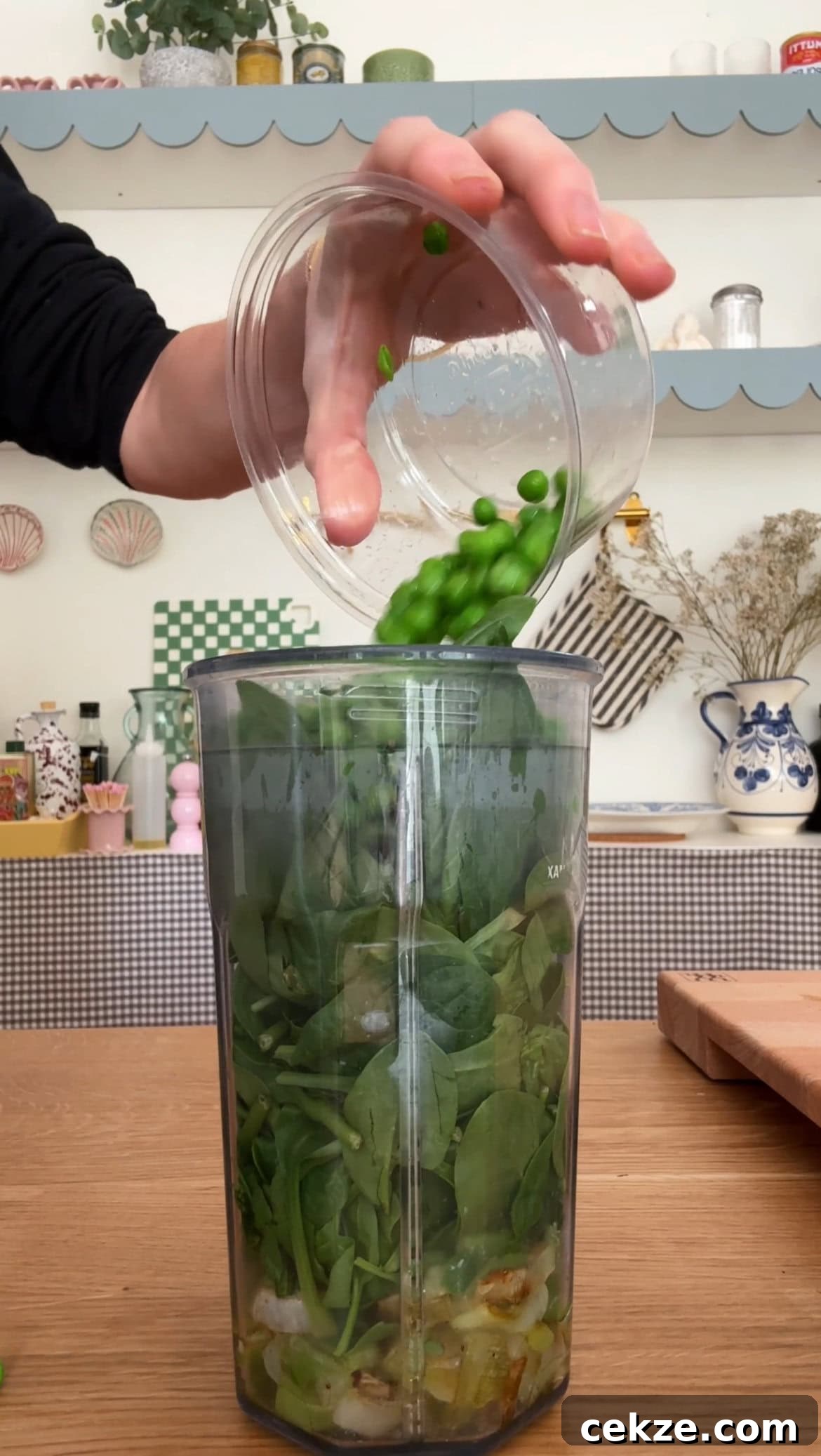 Creamy Spinach Pesto Pasta with Garlic and Lemon 7 BLENDING GREEN SAUCE FOR PASTA