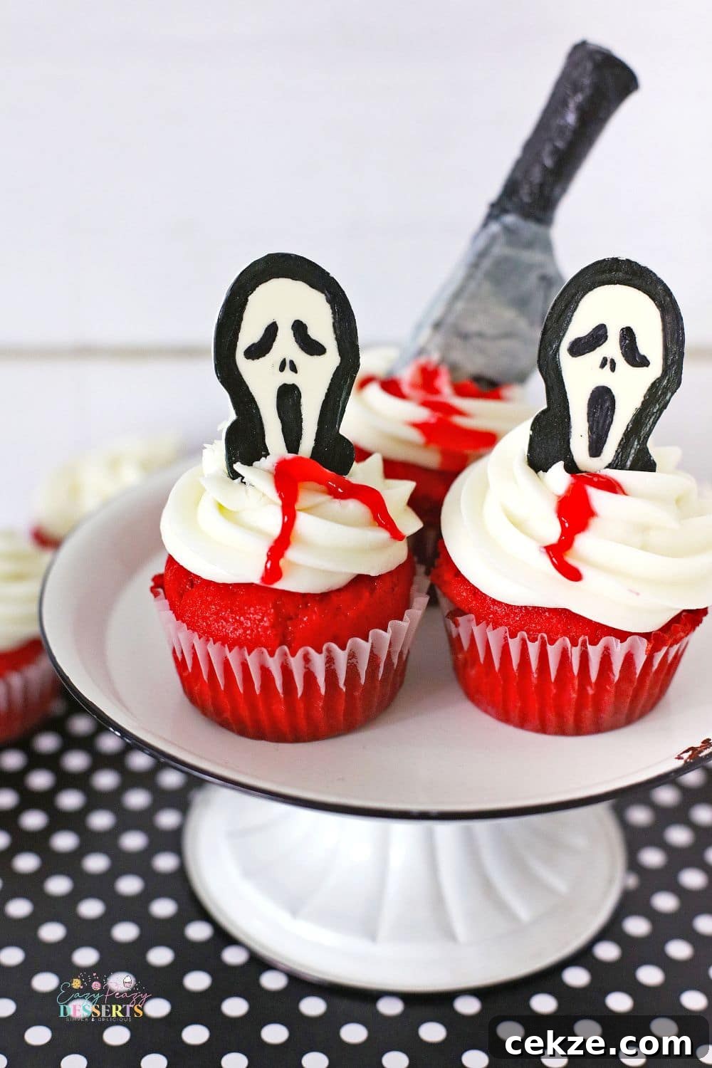 Scary Halloween cupcakes with scream faces and knives