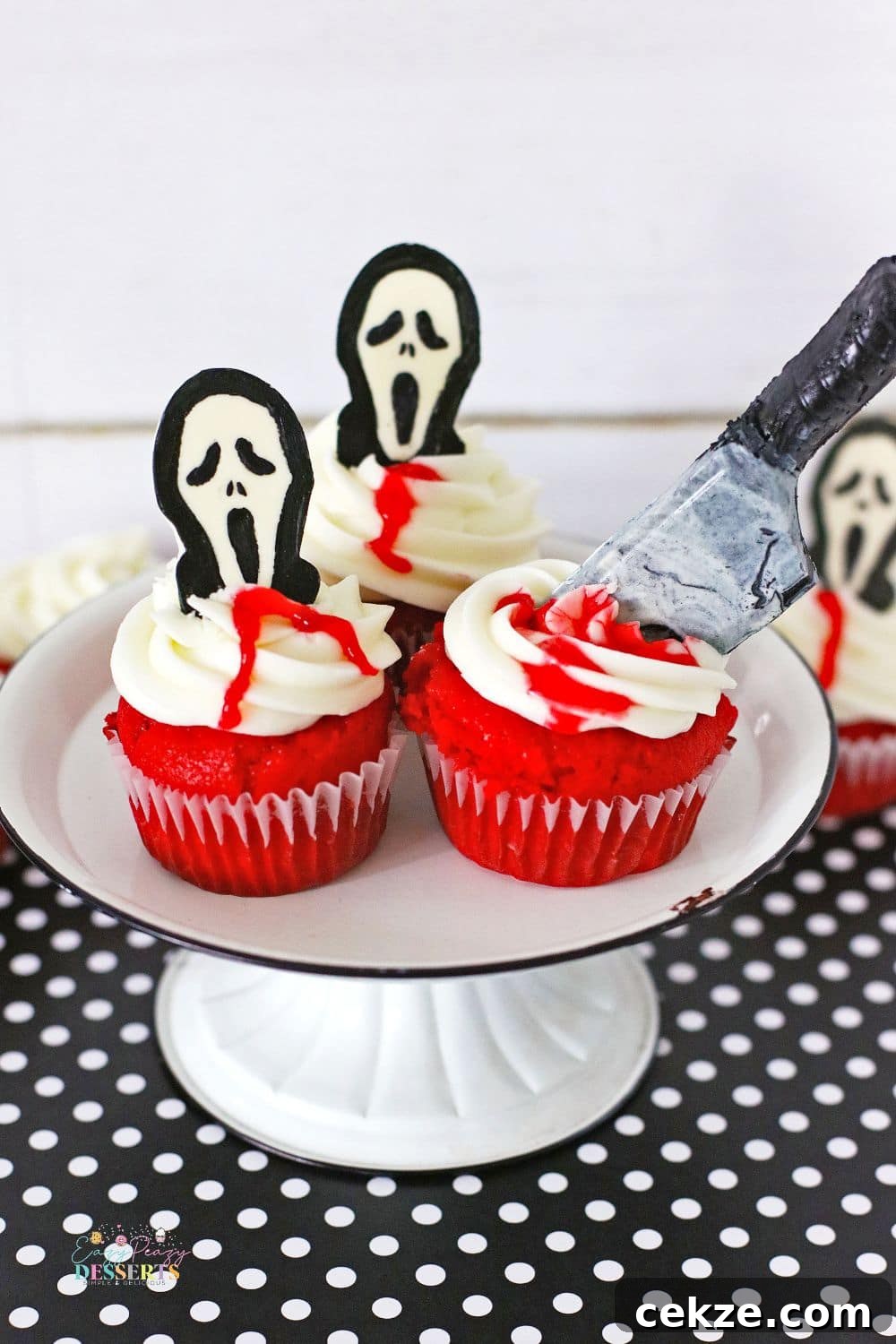 Easy Halloween cupcakes decorated with chocolate scream faces and knives